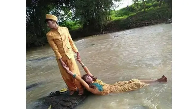 7 Potret Prewedding Absurd Ini Bukannya Romantis, Malah Bikin Tepuk Jidat