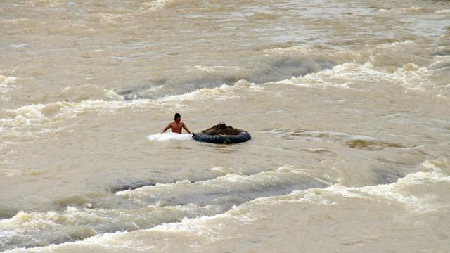 Perjuangan Penambang Pasir di Tengah Derasnya Arus Sungai Lahat