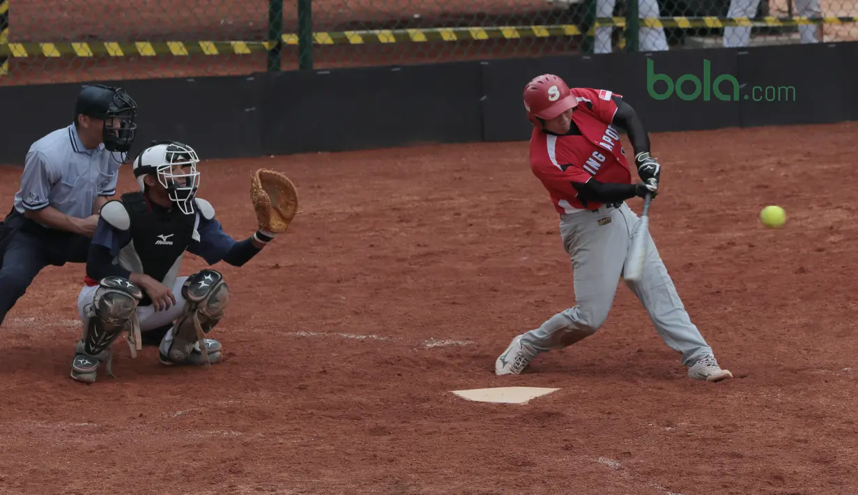 Pemain Singapura, Joshua mencoba melepaskan pukulan saat melawan Taiwan pada laga Asian Softball Championship di Senayan, Jakarta,Selasa (24/4/2018). Singapura menang 12-4. (Bola.com/Nick Hanoatubun)