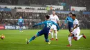 Pemain Arsenal, Nacho Monreal mencetak gol ke gawang Swansea City dalam laga pekan ke-25 Premier League  di Liberty Stadium, Selasa (30/1). Sempat unggul, pemain Swansea memaksa Arsenal tiga kali melihat gawang mereka kebobolan. (Nick Potts/PA via AP)