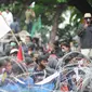 Massa aksi demo saat menolak Omnibus Law UU Cipta Kerja sekaligus refleksi satu tahun Pemerintahan Jokowi-Ma'ruf di kawasan Patung Kuda, Jakarta, Selasa (20/20/2020). Aksi ribuan pengunjuk rasa dari berbagai elemn berjalan aman. (merdeka.com/ Arie Basuki)