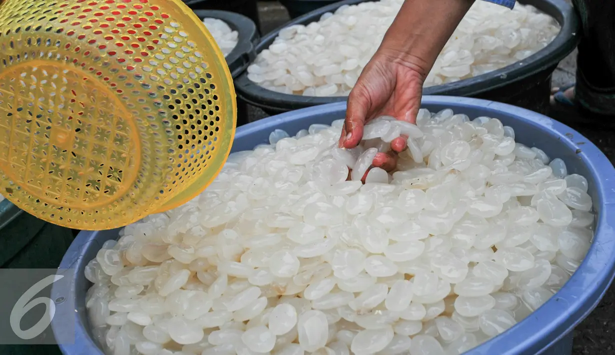 Pedagang menunjukan kolang kaling yang banyak diburu saat bulan Ramadan, Jakarta, Senin (13/6). Memasuki bulan Ramadan permintaan kolang-kaling untuk campuran minuman buah berbuka puasa meningkat dibandingkan hari biasa. (Liputan6.com/Yoppy Renato)