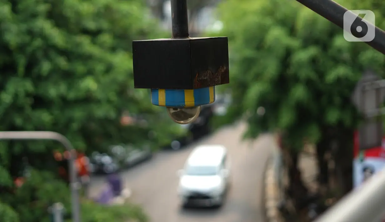 Kamera CCTV pemantau arus lalu lintas terpasang di JPO kawasan Cawang, Jakarta Timur, Kamis (10/10/2019). Pemprov DKI Jakarta akan membantu pengadaan kamera tilang elektronik atau Electronic Traffic Law Enforcement (E-TLE) pada akhir 2019. (Liputan6.com/Immanuel Antonius)