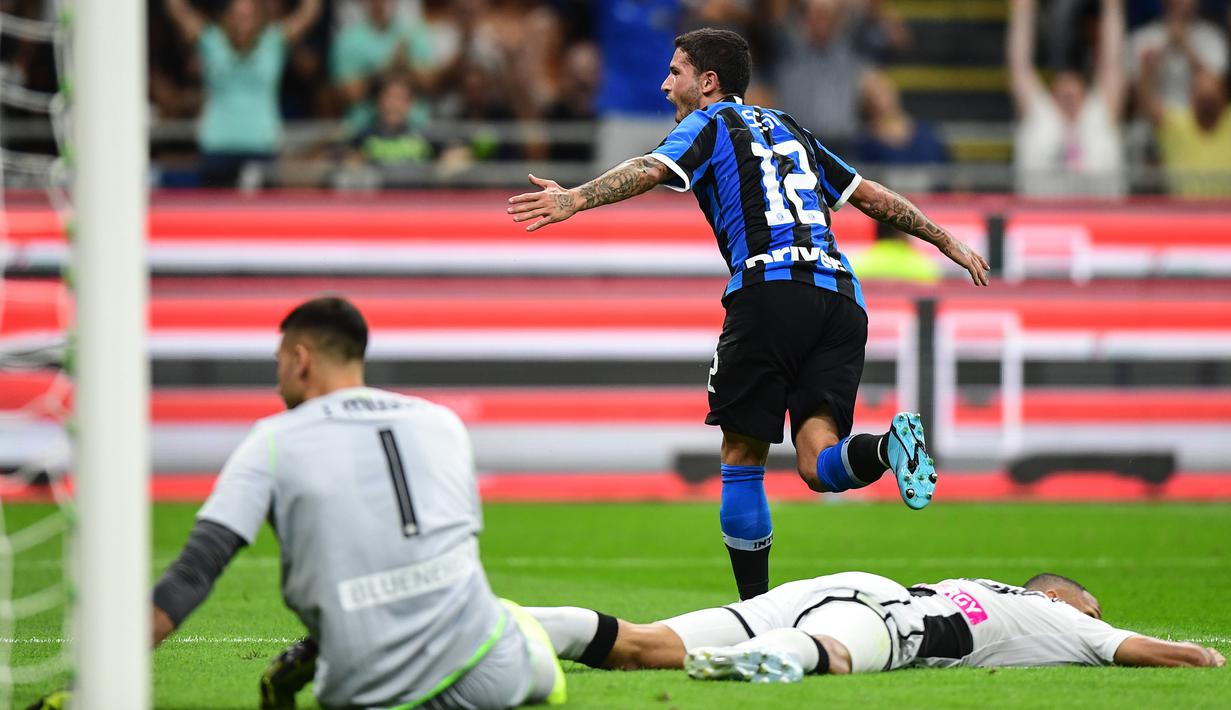 Gelandang Inter Milan, Stefano Sensi, merayakan gol yang dicetaknya ke gawang Udinese pada laga Serie A 2019/20 di Stadion San Siro, Milan, Sabtu (14/9). Inter menang 1-0 atas Udinese. (AFP/Miguel Medina)