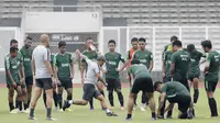 Pemain Timnas Indonesia U-22 saat latihan di Stadion Madya, Senayan, Jakarta, Senin (12/1). Latihan kali ini tidak dipimpin Indra Sjafri karena sedang mengikuti lisensi kepelatihan Pro AFC di Spanyol. (Bola.com/M Iqbal Ichsan)