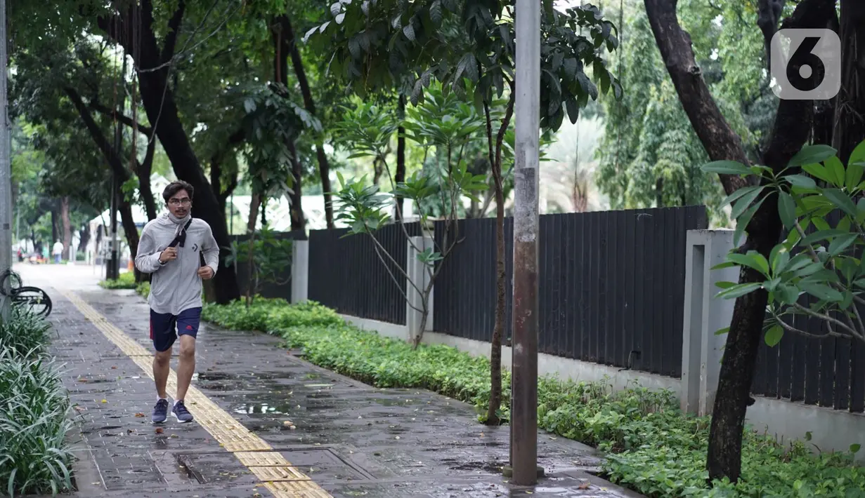 Seorang pria berolahraga di Taman Lapangan Banteng terlihat di Jakarta, Minggu (20/9/2020). Seluruh taman kota dan hutan kota ditutup kembali untuk sementara terkait pemberlakuan PSBB total di Jakarta guna menekan penyebaran virus covid-19. (Liputan6.com/Immanuel Antonius)