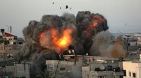 Bola api meletus dari sebuah bangunan di pemukiman Distrik Rimal, Kota Gaza, Palestina, 16 Mei 2021. Pejabat medis Gaza mengatakan 215 warga Palestina telah tewas, termasuk 61 anak-anak dan 36 wanita, dan lebih dari 1.400 luka-luka. (Bashar TALEB/AFP)