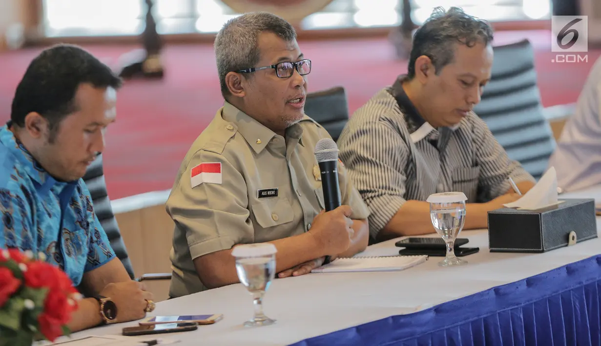 Plh Kepala Pusat Data, Informasi, dan Humas BNPB Agus Wibowo (tengah) memberi keterangan terkait kebakaran hutan dan lahan (karhutla) Sumatra dan Kalimantan di Gedung BNPB, Jakarta, Senin (23/9/2019). BNPB meminta bantuan doa dari DMI agar hujan turun di daerah karhutla. (Liputan6.com/Faizal Fanani)