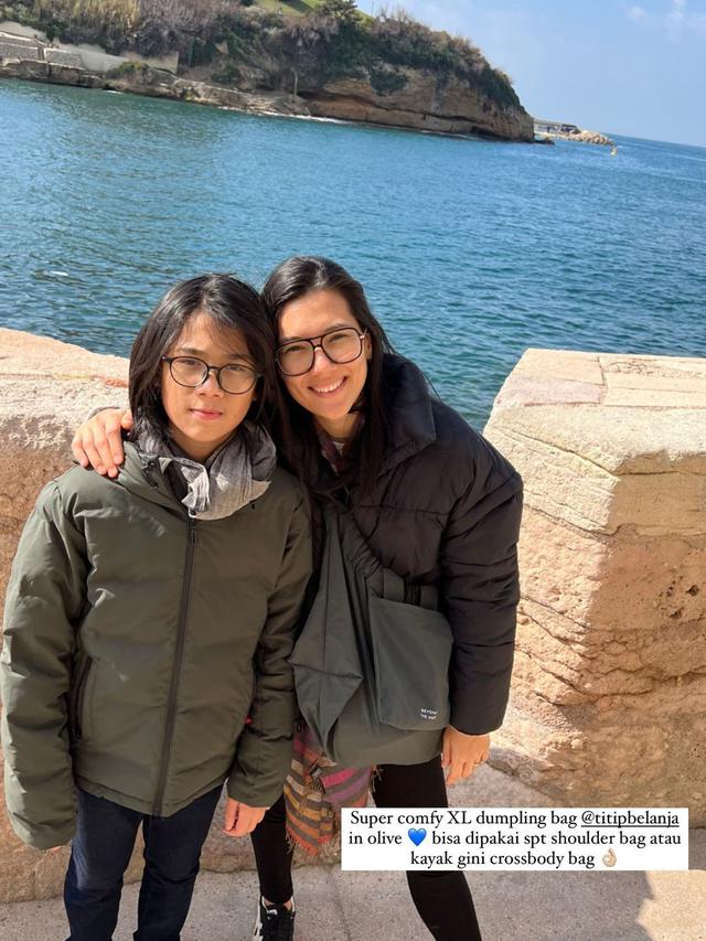 7 Potret Keseruan Eross Candra dan Sarah Diorita Pulang Kampung Ke Prancis