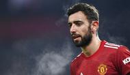 Gelandang Manchester United, Bruno Fernandes, tampak kecewa usai ditaklukkan Manchester City pada laga Piala Liga Inggris di Stadion Old Trafford, Rabu (6/1/2021). City menang dengan skor 2-0. (Peter Powell/Pool via AP)