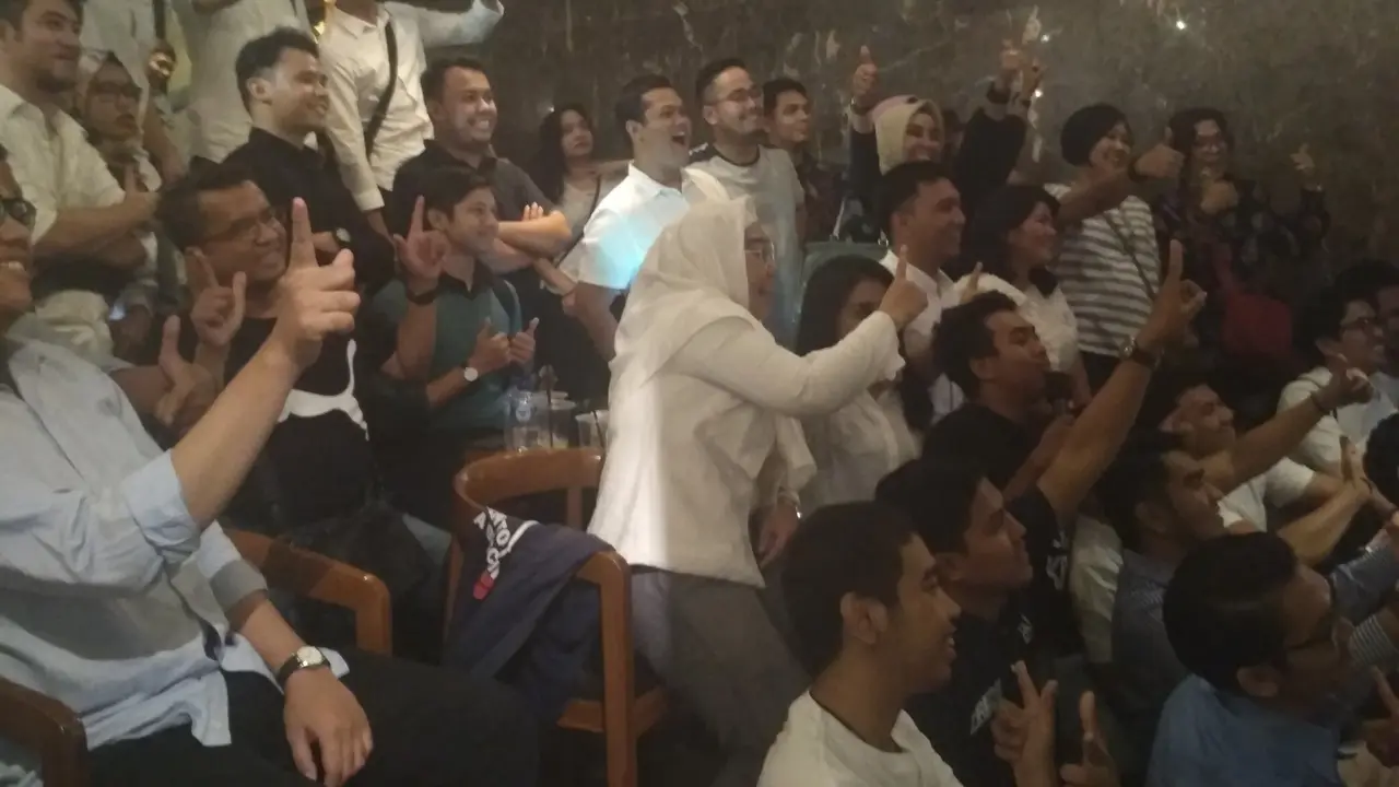 Usai Nobar Debat Capres, Pendukung 01 dan 02 Foto Bareng sebagai Tanda Keakraban