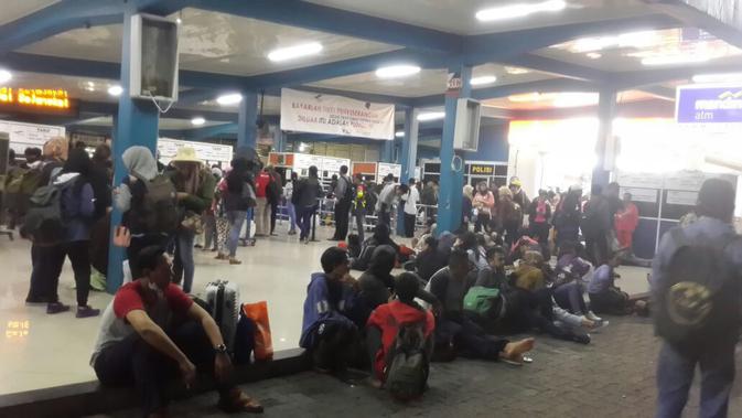 Pelabuhan Merak dipadati penumpang yang akan menghabiskan libur panjang, Jumat (30/3/2018). (Liputan6.com/Yandhi Deslatama)