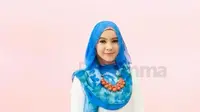 Tutorial Hijab dengan tambahan aksesosi kalung. (dok. screenshot video Vidio.com PinkEmma)