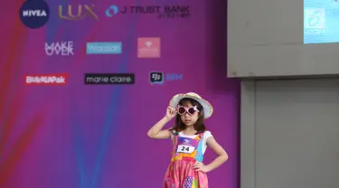 Model cilik berpose di atas catwalk saat mengikuti Kids Modeling Competition dalam Fimela Fest 2018, Jakarta, Minggu (18/11). Hari terakhir Fimela Fest 2018 dimeriahkan penampilan anak-anak mengikuti kompetisi model cilik. (Fimela.com/Nurwahyunan Nur)