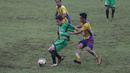 Pemain Diklat Ragunan, Egy maulana (kiri) berebut bola dengan pemain Barito Putera U-21 pada laga uji coba melawan Diklat Ragunan di Stadion Bea & Cukai Rawamangun, Jakarta, Rabu (2/3/2016). (Bola.com/Nicklas Hanoatubun)
