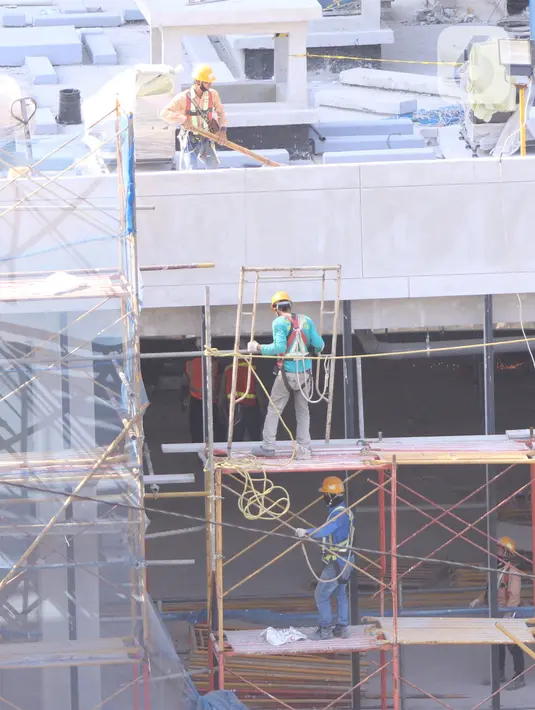 Pekerja tengah menyelesaika pembangunan gedung bertingkat di Jakarta, Kamis (3/9/2020). Angka ini naik dari sebelumnya hanya 85.109 kasus menjadi 108.573 kasus. (Liputan6.com/Angga Yuniar)