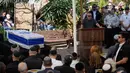 Mantan panglima militer Israel Gadi Eizenkot menyampaikan pidato saat pemakaman putranya, Gal Meir Eizenkot. Sementara militer Israel tidak memberikan rincian pasti tentang kematian Gal Meir Eisenkot. (AP Photo/Leo Correa)