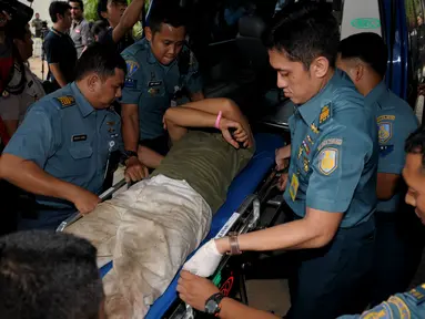 Beberapa korban ledakan gudang amunisi TNI AL dievakuasi ke Rumah Sakit TNI AL Mintohardjo Jakarta pada Selasa 5 Maret 2014 (Liputan6.com/Helmi Fihriansyah).