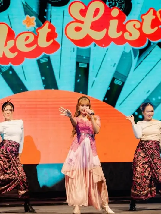 Rambut blonde panjangnya diikat setengah dengan model poni depan.  [@gheaindrawari]