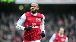 Thierry Henry - Legenda Arsenal ini sempat kembali ke Arsenal dengan status pinjaman selama dua bulan saat bermain untuk New York Red Bulls pada tahun 2012. Henry tampil pada tujuh pertandingan dan mencetak dua gol sebelum kembali ke Amerika Serikat. (Foto: AFP/Glyn Kirk)
