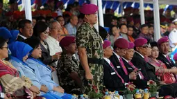 Kasal Laksamana TNI Ade Supandi memimpin upacara Hari Korps Marinir TNI AL yang ke-70 di Markas Marinir Cilandak, Jakarta Selatan, (15/11/2015). Dirgahayu kali ini mengusung tema 'Kuat Bersama Rakyat Berkarakter Maritim'. (Liputan6.com/Helmi Afandi)