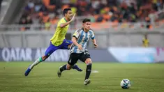 Pemain Timnas Argentina U-17, Claudio Echeverri (kanan),&nbsp;mengontrol bola dibayangi pemain Brasil U-17, Vitor Reis dalam pertandingan perempat final Piala Dunia U-17 2023 yang berlangsung di Jakarta International Stadium, Jumat (24/11/2023). (Bola.com/Bagaskara Lazuardi)