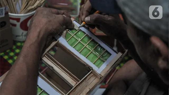 Menyulap Barang Bekas Jadi Kerajinan Miniatur Bernilai Ekonomis