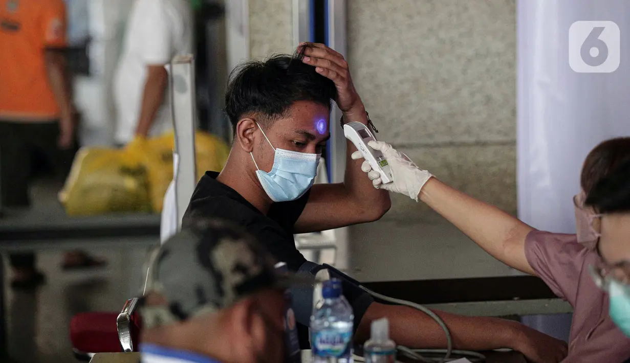 Seorang pria menjalani skrining saat mengikuti vaksinasi booster COVID-19 di Pasar Tanah Abang Blok A, Jakarta, Senin (4/4/2022). Vaksinasi yang diselenggarakan Polri ini diikuti warga sekitar dan pedagang Pasar Tanah Abang yang berencana mudik Lebaran. (Liputan6.com/Faizal Fanani)