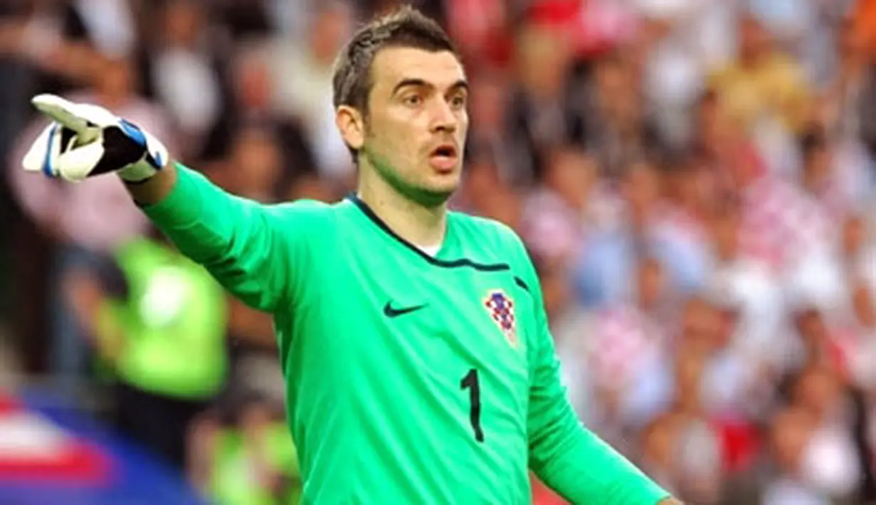 Croatian goalkeeper Stipe Pletikosa gives instructions to his teammates during their Euro 2008 Championships Group B football match Austria vs. Croatia on June 8, 2008 at Ernst-Happel stadium in Vienna, Austria. AFP PHOTO/MLADEN ANTONOV