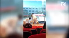 Seorang suster di china lakukan demonstrasi napas buatan dengan cara tak biasa. Ia terlihat seperti melakukan gerakan ‘twerking’.