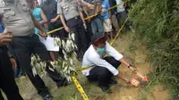 Polisi olah TKP penemuan dua jasad misterius di kebun sawit. (Dok: Polres Tebo/Bangun Santoso)