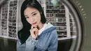 <p>Jennie dan Lee Jung Ha memberikan tatapan waspada ke apartemen, menimbulkan pertanyaan tentang mengapa mereka mengunjungi apartemen dari pintu ke pintu dan semakin menarik antisipasi terhadap chemistry para pemain. (Foto: tvN)</p>