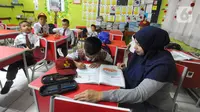 Orang tua murid menjadi guru dadakan dalam kegiatan belajar mengajar siswa dan siswi di SDN Pondok Cina 1, Depok, Jawa Barat, Senin (14/11/2022). Para orang tua murid ataupun relawan mengajar di setiap-setiap kelas, mulai dari kelas 1 hingga 6. (merdeka.com/Arie Basuki)
