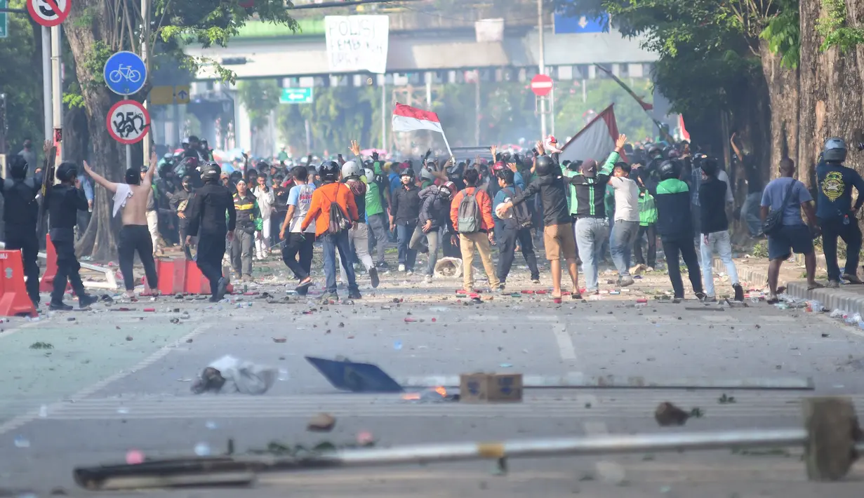 Aksi unjuk rasa massa dipicu tewasnya pengemudi ojek online bernama Affan Kurniawan akibat dilindas kendaraan rantis Brimob. (merdeka.com/Arie Basuki)