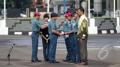 Kepala Staf Angkatan Laut (KSAL) Laksamana TNI Ade Supandi S.E memberikan penghargaan kepada personil KNKT, MGS Geosurvey, MV Crest Onyx dan KN Jadayat di Markas Komando Armada Barat TNI AL, Jakarta, Selasa (24/2/2015). (Liputan6.com/Faizal Fanani)