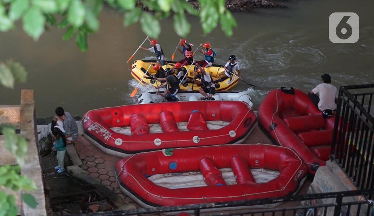Anggota Federasi Arung Jeram Kota Depok (FAJI) berlatih di aliran Sungai Ciliwung, Depok, Jumat (26/6/2020). Latihan yang digelar tiga kali dalam seminggu itu diikuti atlet arung jeram Kota Depok serta anggota federasi lain yang menjadi calon atlet di masa depan. (Liputan6.com/Immanuel Antonius)