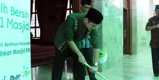 Pemeran Dude Harlino ikut terlibat dalam program Bersih-bersih 1001 Masjid. Program ini untuk menyambut bulan suci Ramadhan yang tidak lama lagi. Dan dilaksanakan dibeberapa kota di Indonesia. (Nurwahyunan/Bintang.com)