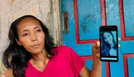 Marliyana sang kakak kandung korban pembunuhan sejoli Cirebon menunjukkan foto Vina yang viral karena diangkat ke film layar lebar. Foto (Liputan6.com / Panji Prayitno)