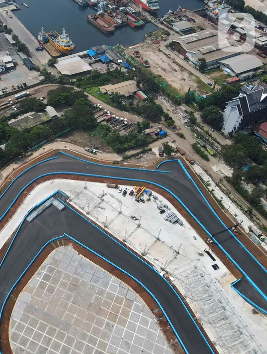 Foto udara suasana pembangunan Jakarta International E-Prix Circuit (JIEC) di kawasan Ancol, Jakarta, Rabu (11/5/2022). Pembangunan JIEC sudah mencapai 100 persen dan menyisakan pemasangan infrastruktur tambahan berupa grandstand dan jembatan penyeberangan yang ditargetkan selesai pada akhir pekan ketiga Mei. (Liputan6.com/Herman Zakharia)