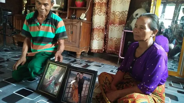 Keluarga Cindra menunjukkan foto pra nikah Cindra dan kedua calon istrinya (Liputan6.com / ist - Nefri Inge)