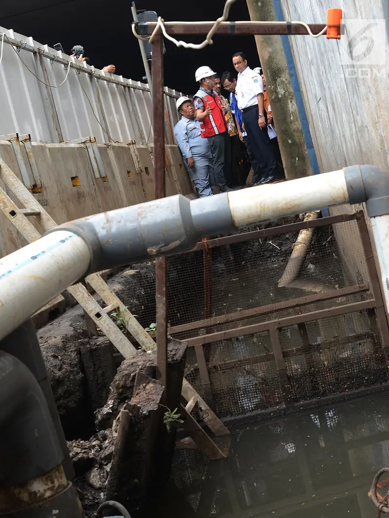 Anies Baswedan Tinjau Titik Banjir di Sekitar Flyover Pancoran