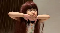 Nakeya Ayu pakai wig berwarna merah menggemaskan (Instagram/@riafinola dan @nakeya_ayu)