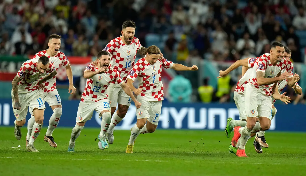 Pemain Kroasia merayakan setelah mengalahkan Jepang pada pertandingan sepak bola babak 16 besar Piala Dunia 2022 di Stadion Al Janoub, Al Wakrah, Qatar, 5 Desember 2022. Jepang gagal memecahkan rekor menembus perempat final Piala Dunia 2022 usai disingkirkan Kroasia lewat adu penalti 1-3. (AP Photo/Francisco Seco)