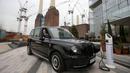 CEO London EV Company, Chris Gubbey duduk di dalam taksi listrik, TX eCity yang sedang mengisi daya listrik di stasiun pengisian elektrik Battersea, London, Selasa (5/12). (AFP PHOTO / Daniel LEAL-OLIVAS)