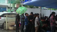 Di Bawah Hujan Deras, Umat Kristian Makassar Jalankan Jumat Agung (Liputan6.com/Eka Hakim)