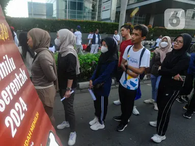 Warga antri melakukan pengurusan surat pindah Tempat Pemungutan Suara (TPS) pada Pemilu 2024 di salah satu gerai yang disediakan Komisi Pemilihan Umum (KPU) di kawasan Bundaran Hotel Indonesia, Jakarta, Minggu (14/1/2023). (merdeka.com/Arie Basuki)
