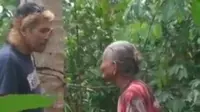 Anggota LBH MADN saat bersama nenek berusia 83 tahun di Kecamatan Jongkat, Mempawah, Kalbar, yang dilaporkan ke polisi oleh tetangganya sendiri atas tuduhan mencuri 20 buah kelapa. (Liputan6.com/ Dok Ist @ndorobei.official)