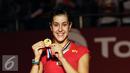 Pebulutangkis Spanyol, Carolina Marin sukses mempertahankan gelar juara dunia bulutangkis tunggal putri usai mengandaskan perlawanan Saina Nehwal (India) di BWF World Championships 2015 di Jakarta, Minggu (16/8/2015). (Liputan6.com/Helmi Fithriansyah)