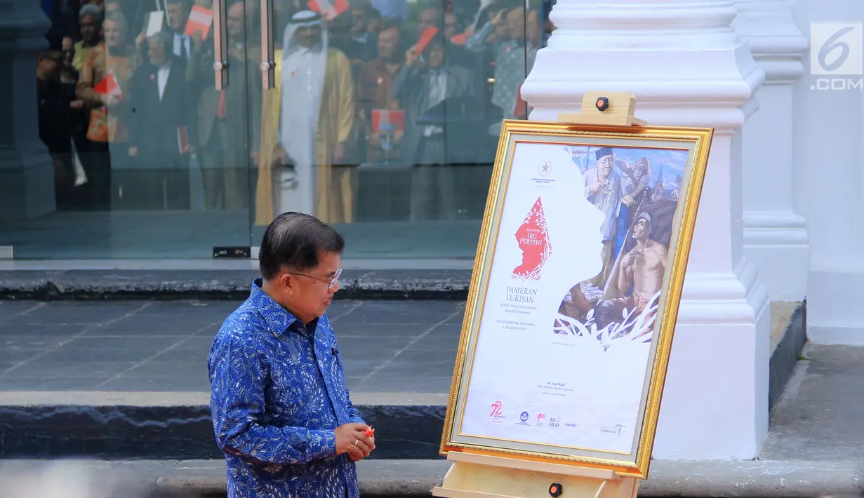 Wakil Presiden Jusuf Kalla melihat lukisan koleksi Istana di Galeri Nasional RI, Jakarta, Selasa (1/8). Pameran yang menampilkan lukisan koleksi istana tersebut akan di buka untuk umum besok rabu (2/8). (Liputan6.com/Angga Yuniar)