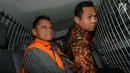 Presiden Komisaris PT Mugi Rekso Abadi (MRA) Soetikno Soedarjo berada di dalam mobil tahanan usai menjalani pemeriksaan oleh penyidik di Gedung KPK, Jakarta, Rabu (7/8/2019). Soetikno Soedarjo resmi ditahan KPK untuk mempermudah pemeriksaan. (merdeka.com/Dwi Narwoko)